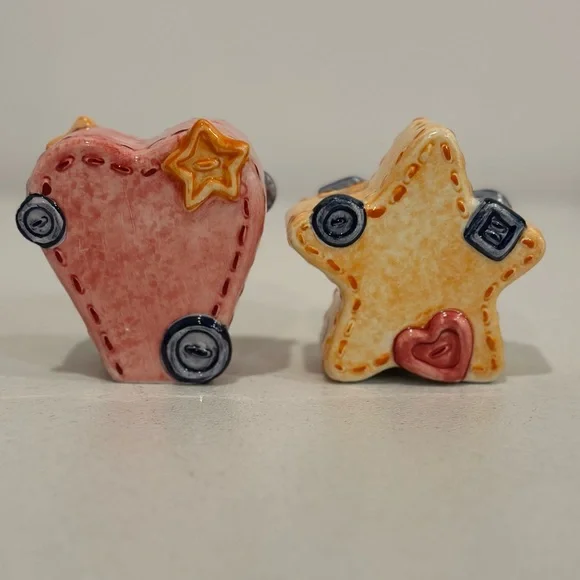 Pfaltzgraff Crafty Christmas Figurine Salt and Pepper Shakers - Picture 2 of 7